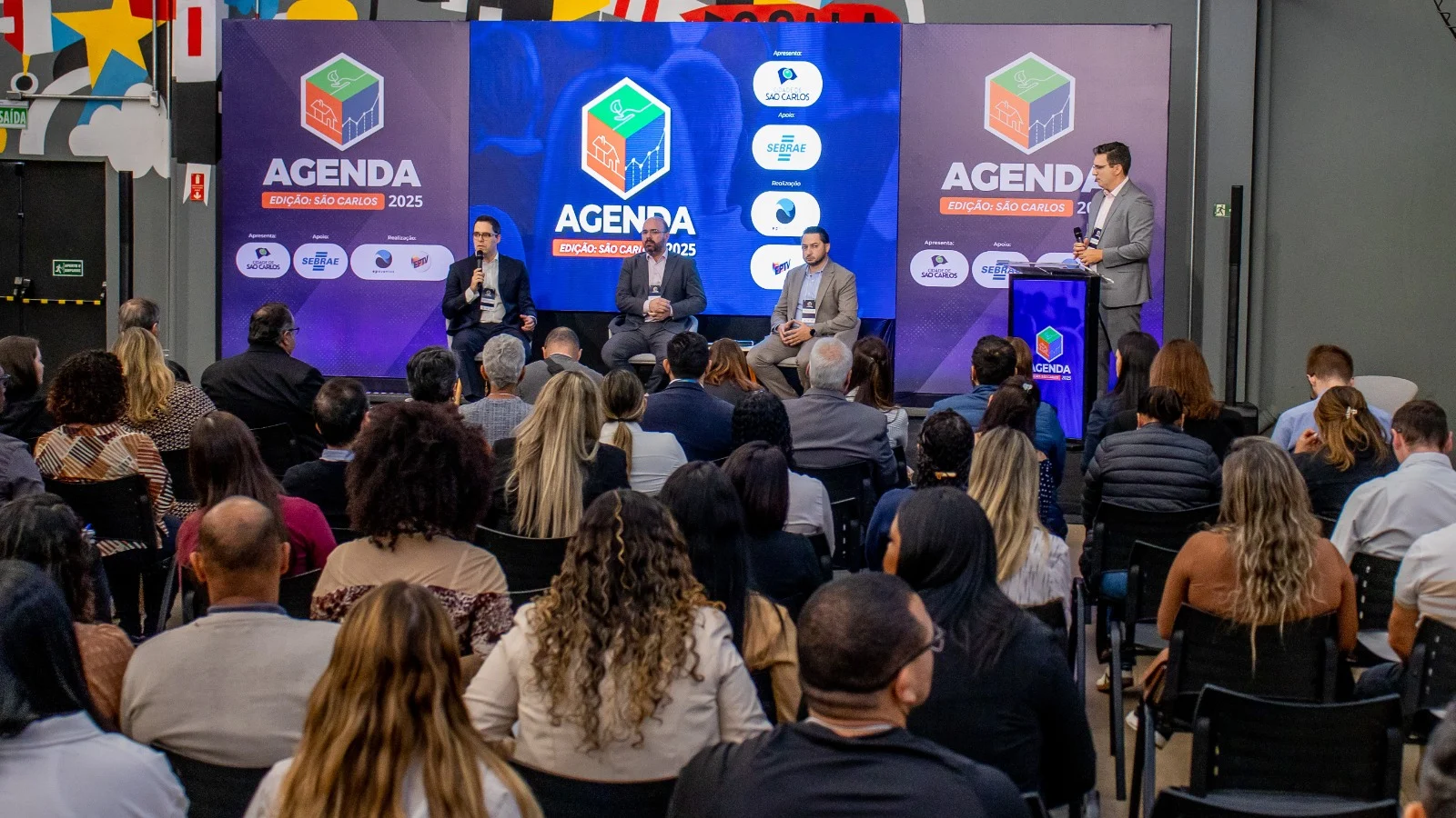 imagem mostra o espaço de eventos cheio de pessoas