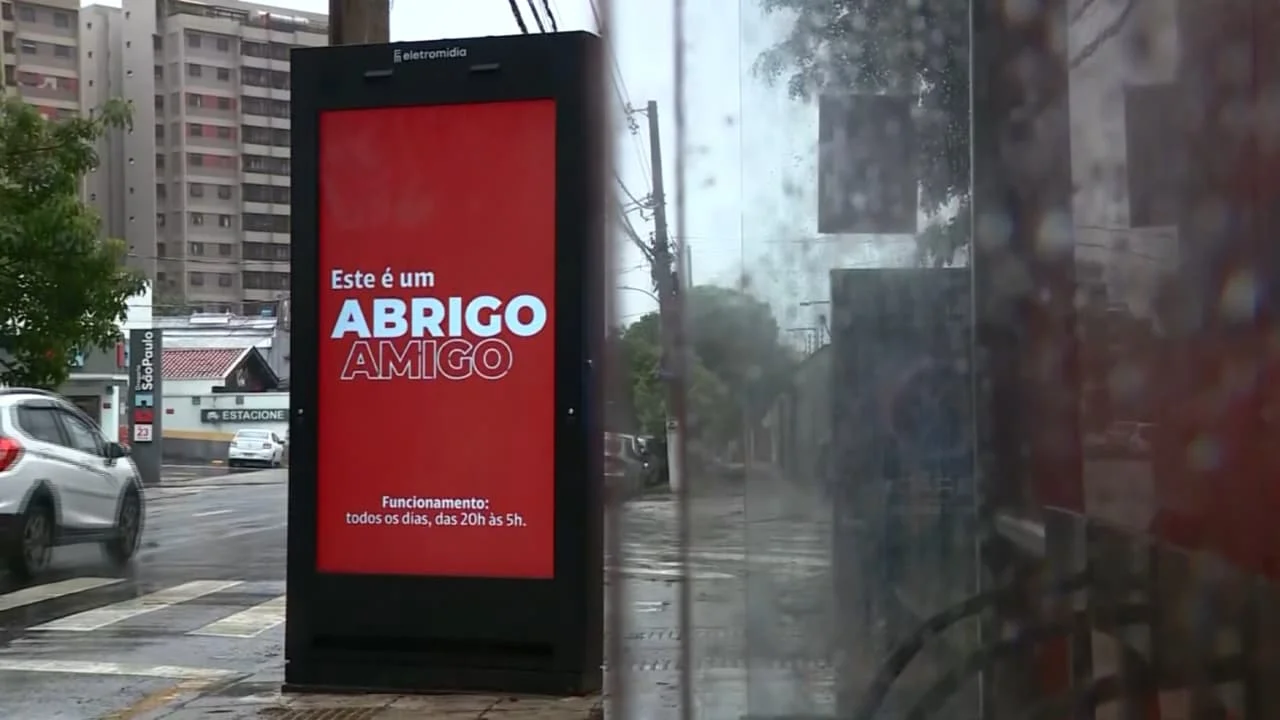 imagem mostra um abrigo de ônibus em Campinas